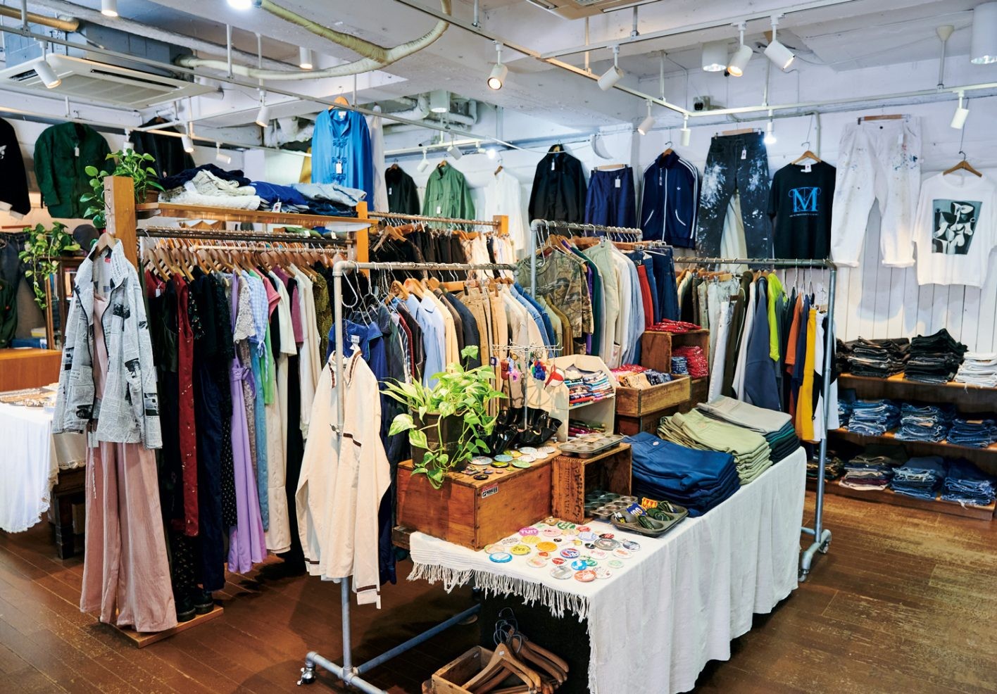 中央に配置したラックのまわりには小物が並ぶ。