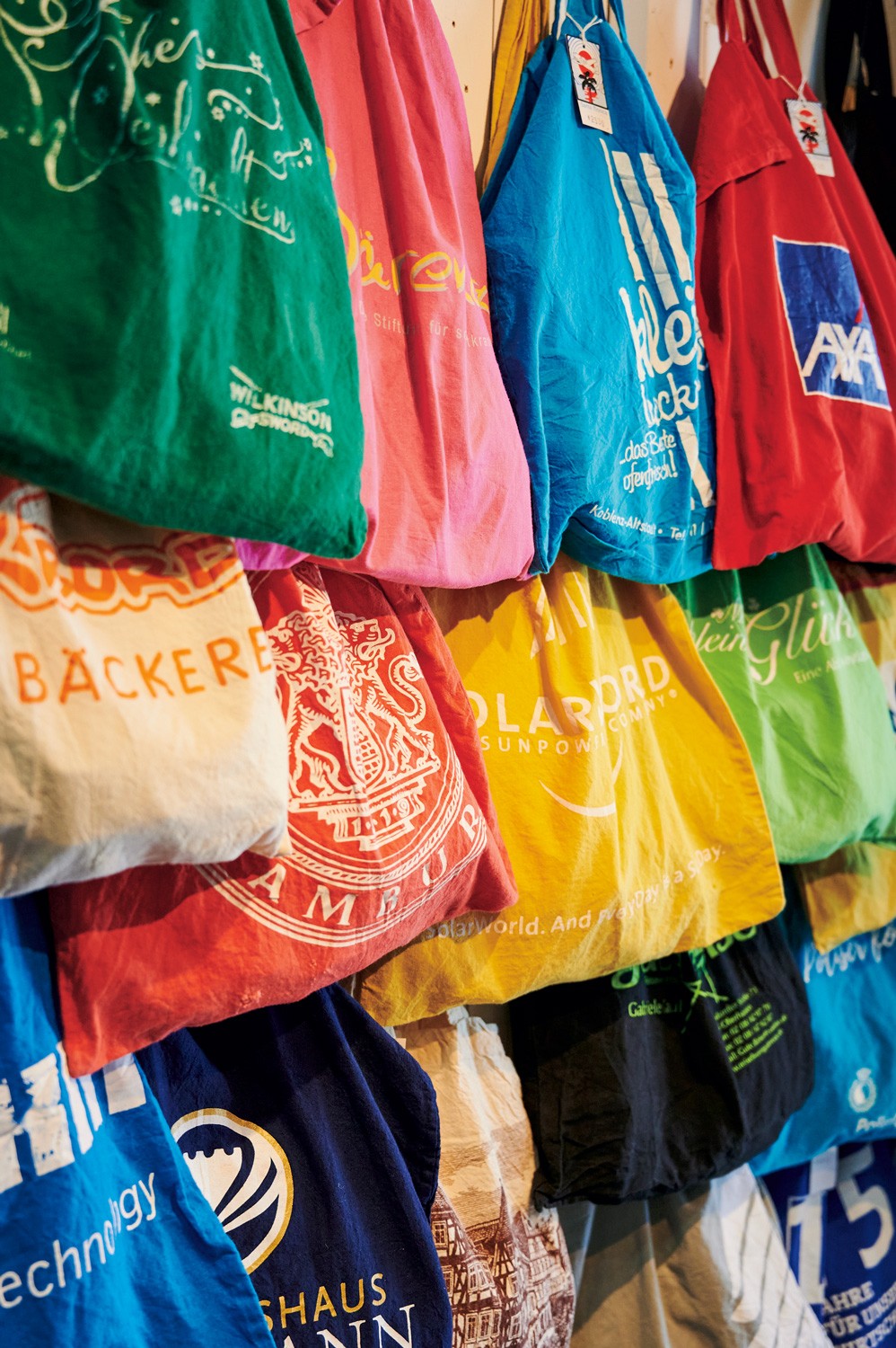 壁には、色とりどりのトートバッグが。