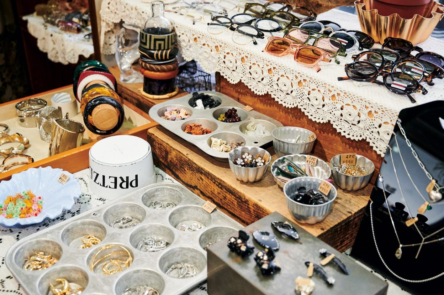 メガネやヘアクリップのアクセサリーは、多彩にラインナップ。