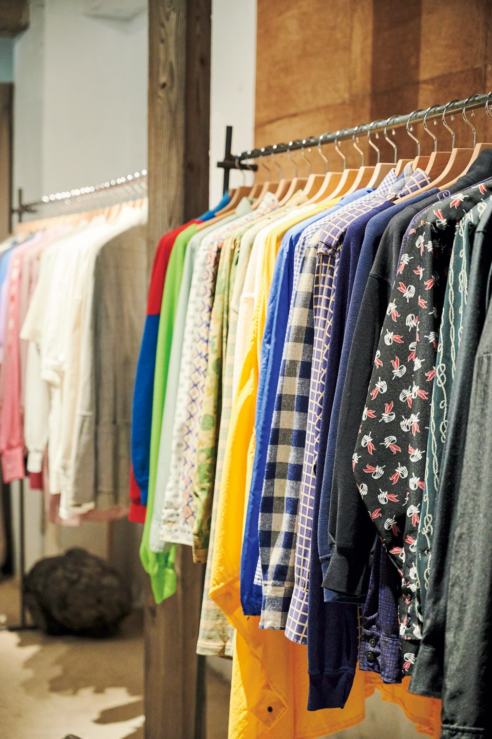 先頭の服に紐づけ、色の流れやスタイリング提案も兼ねてラックを構成。