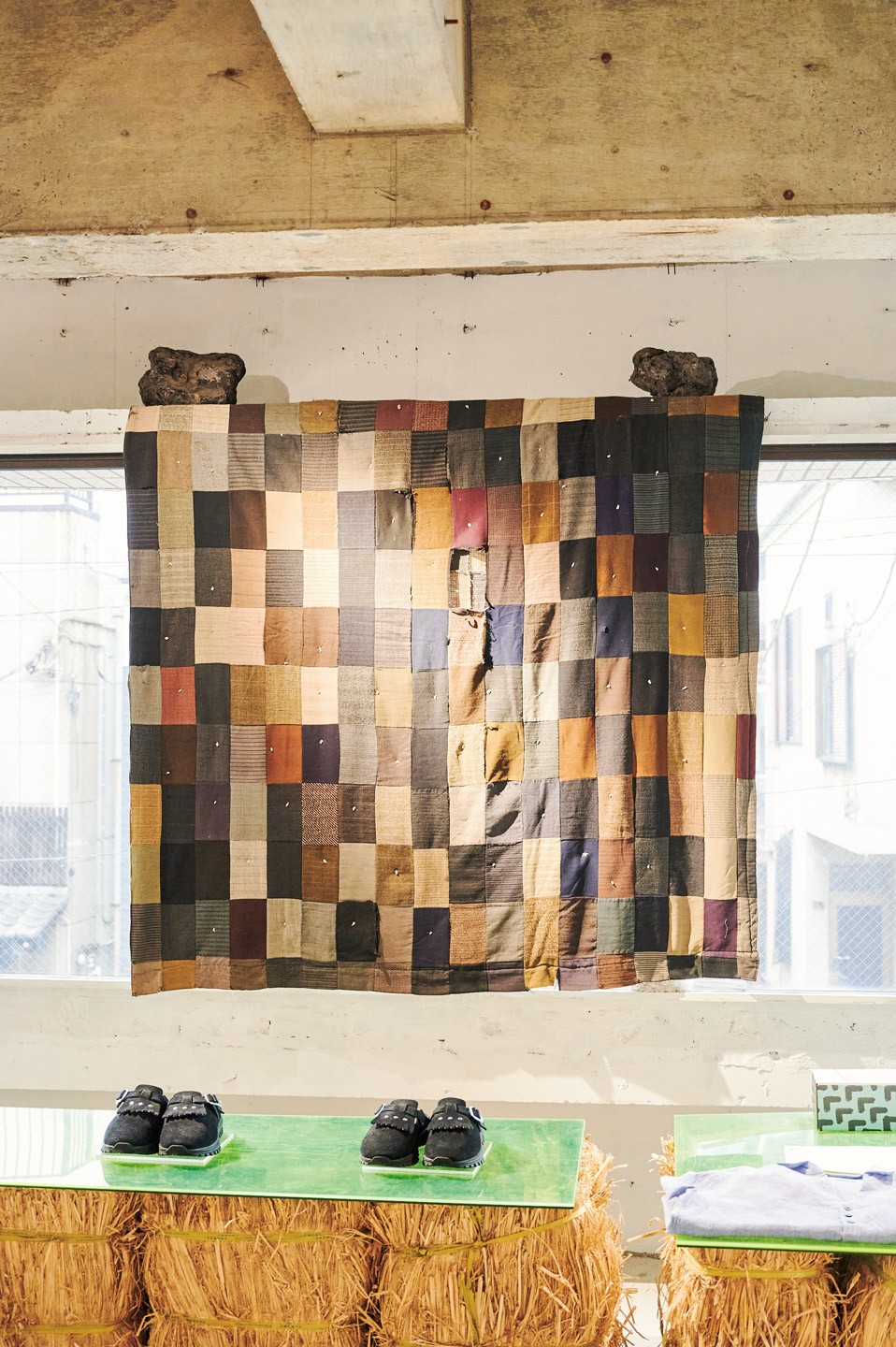 独立後初の出張で入手したキルトを窓際に。