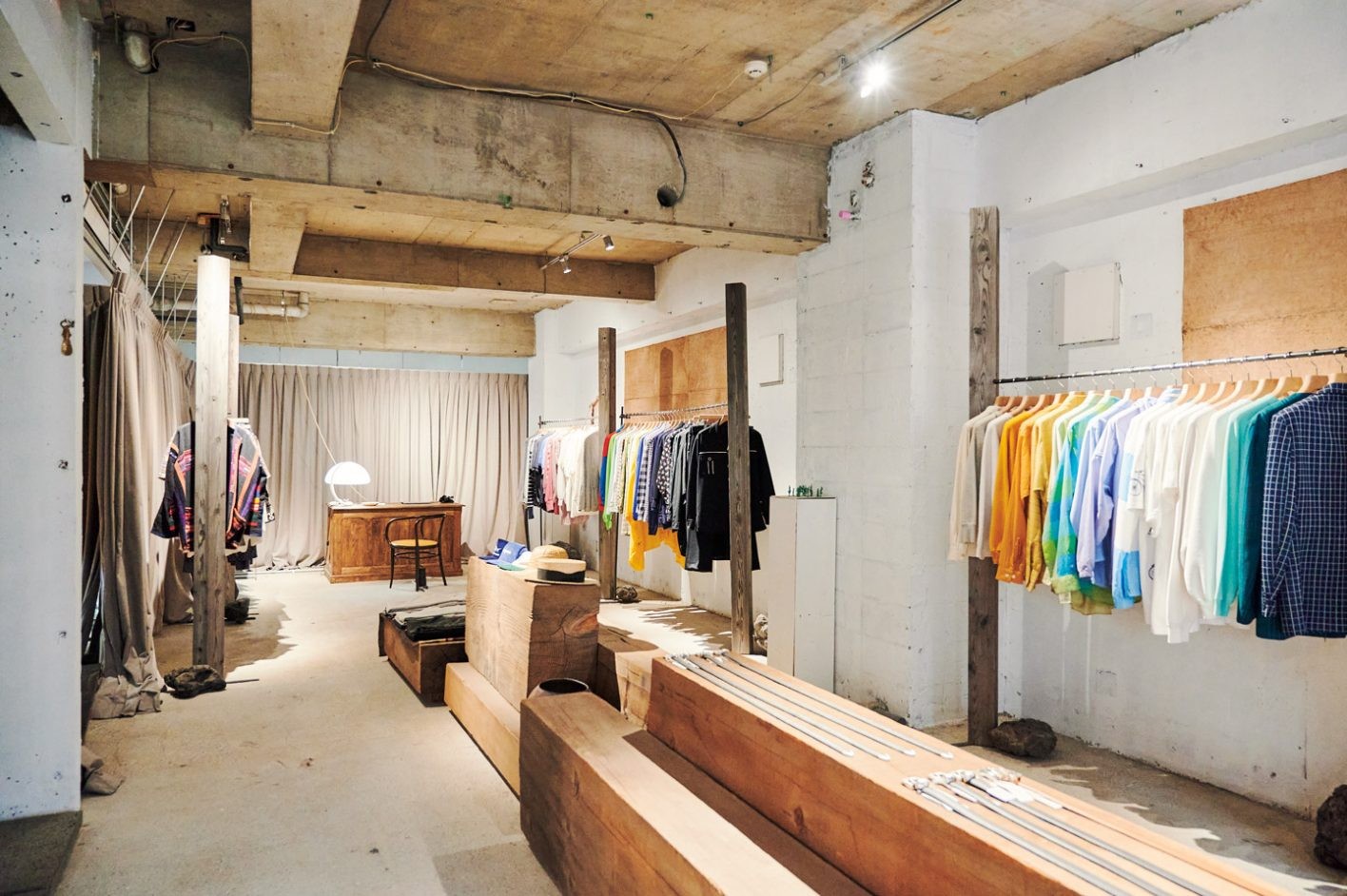 中央の棚に橋の古材を使用。