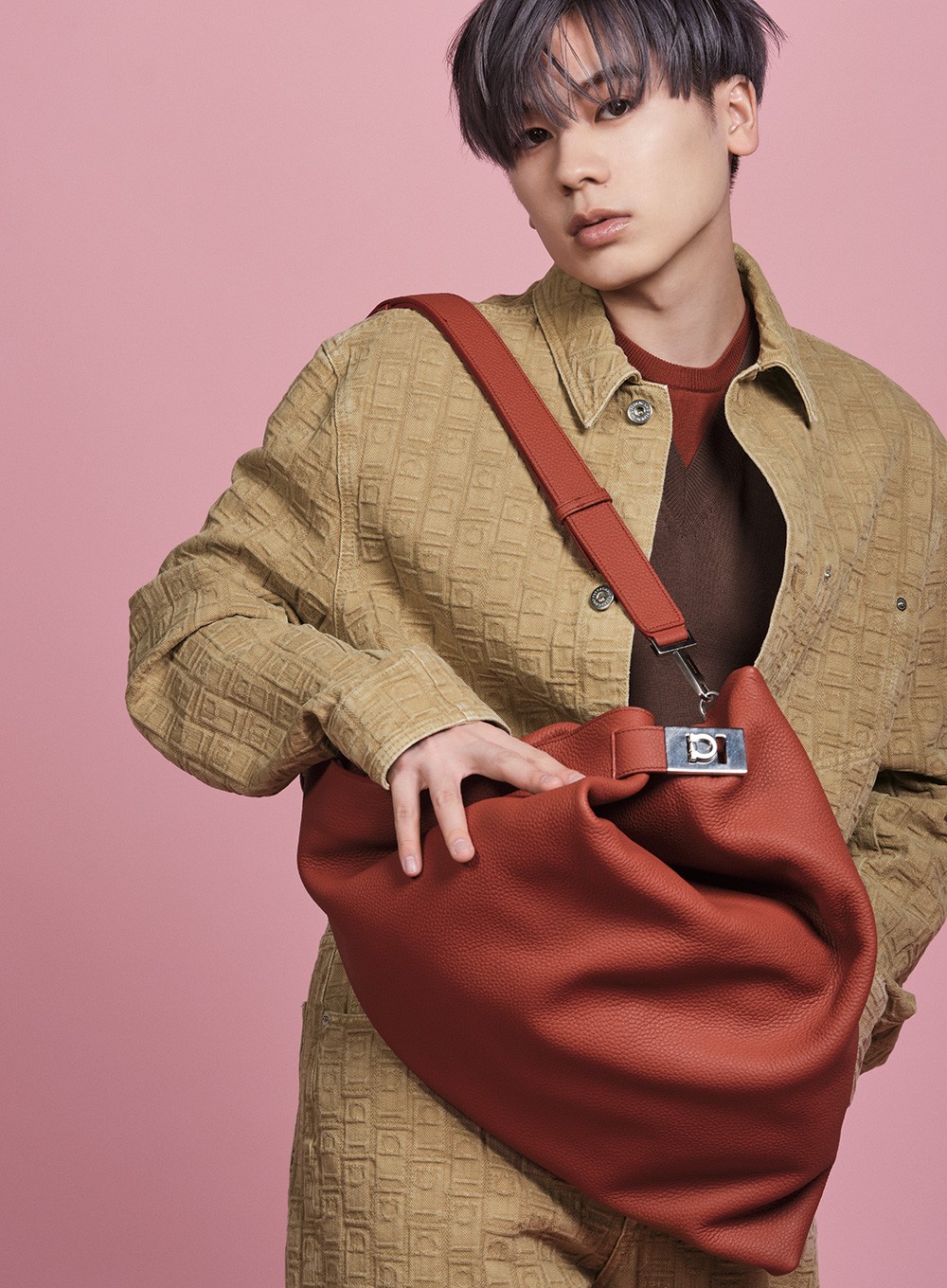 「ブルゾンとパンツのモノグラムが可愛くて、パッと目がいきました。バッグは、留め具を外すと印象ががらっと変わりますね。トップの襟元と同じカラーだけど、何色って言うんだろう……?名づけて夕焼けオレンジ!」。ブルゾン ¥187,000、トップ ¥176,000、パンツ ¥181,500、バッグ ¥264,000(以上フェラガモ | フェラガモ・ジャパン)