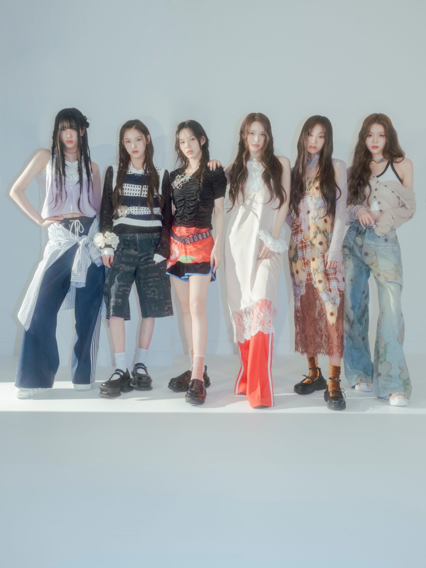 左から KOKO(ココ)、MAI(マイ)、RYU SA RANG(ユ・サラン)、BANG JEE MIN(バン・ジミン)、CHOI JUNG EUN(チェ・ジョンウン)、JEONG SAE BI(チョン・セビ)