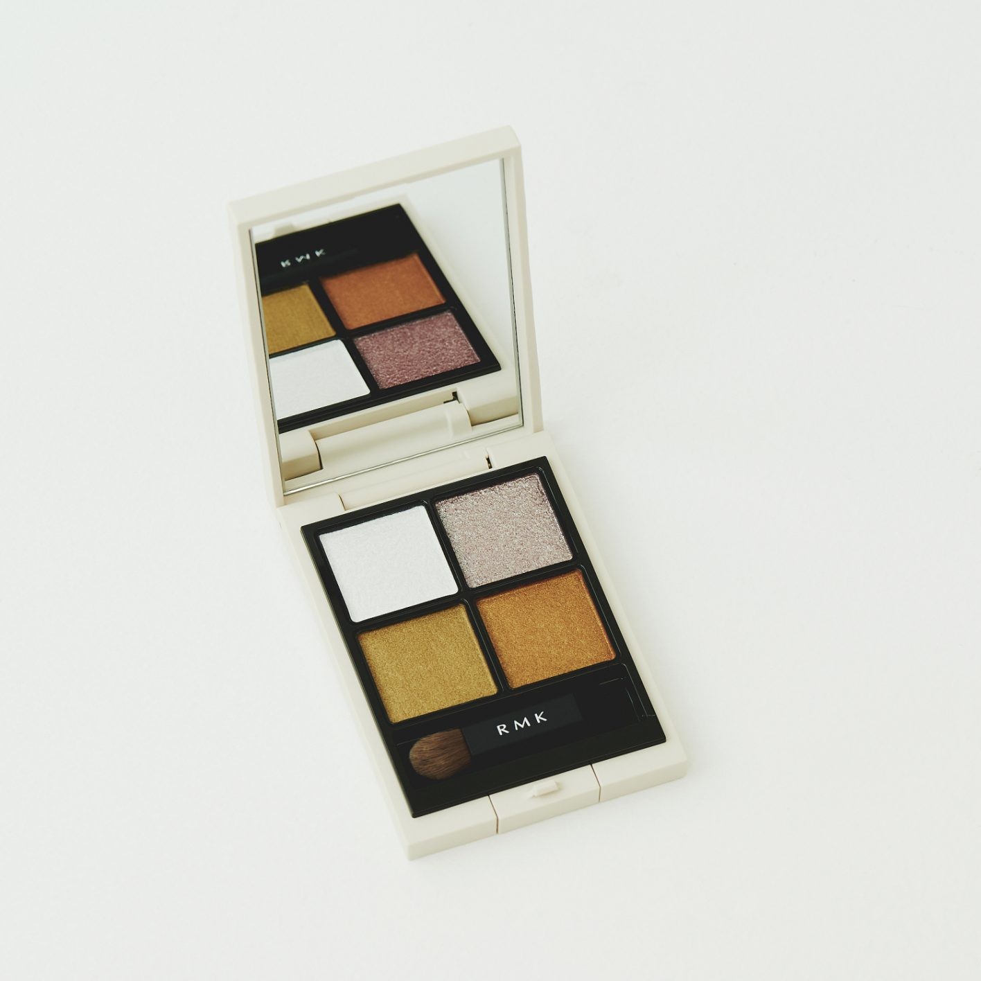 眺める角度を変えれば、予想もつかない色の移ろいが現れる。RMK シンクロマティック アイシャドウパレット EX-14(ラングズ オブ へヴン) *数量限定 ¥6,380(RMK | RMK Division)0120-988-271