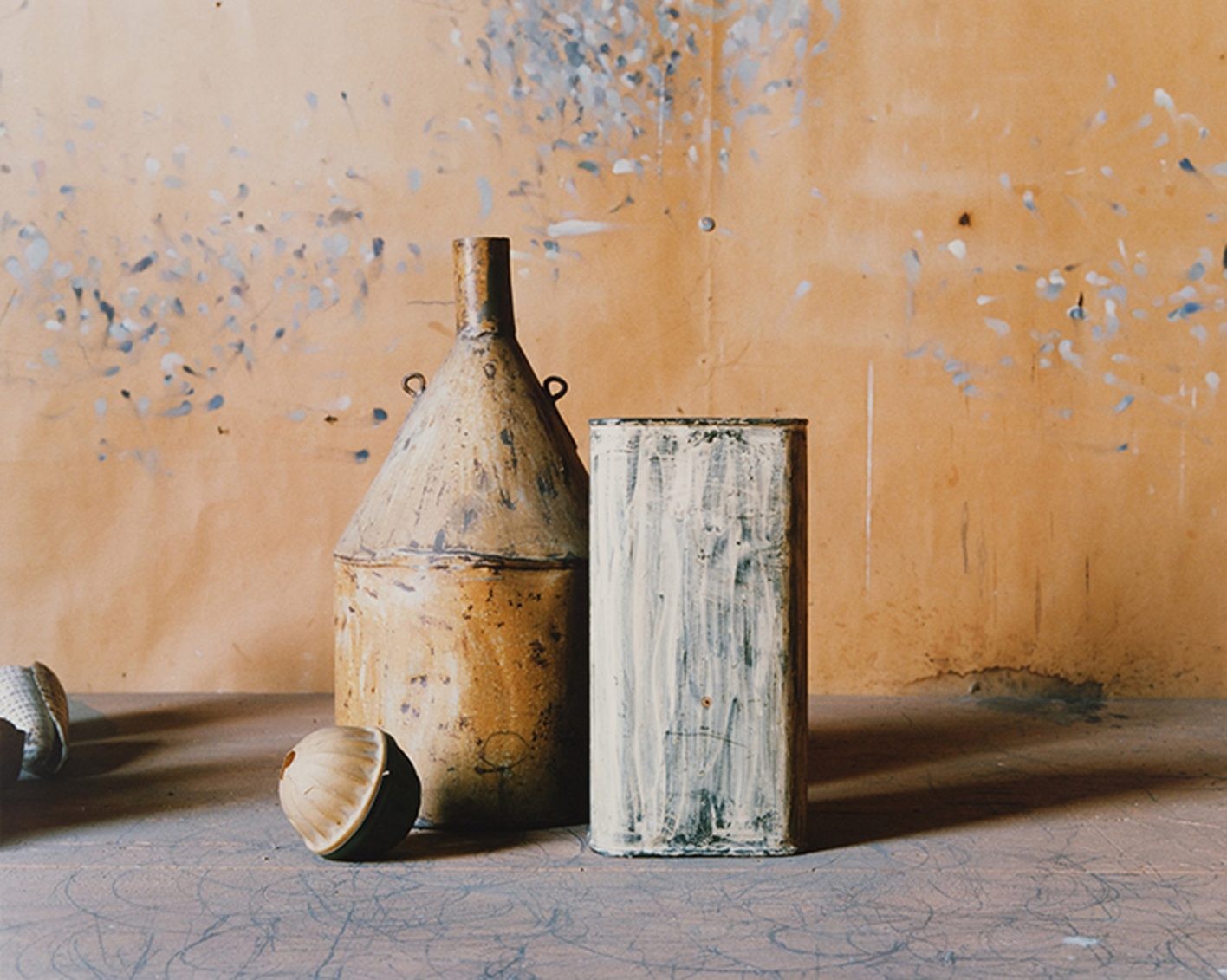 『総合開館30周年記念 ルイジ・ギッリ 終わらない風景』《ボローニャ、1989-90》〈ジョルジョ・モランディのアトリエ〉より 1989-90年 東京都写真美術館蔵 - Slide:4