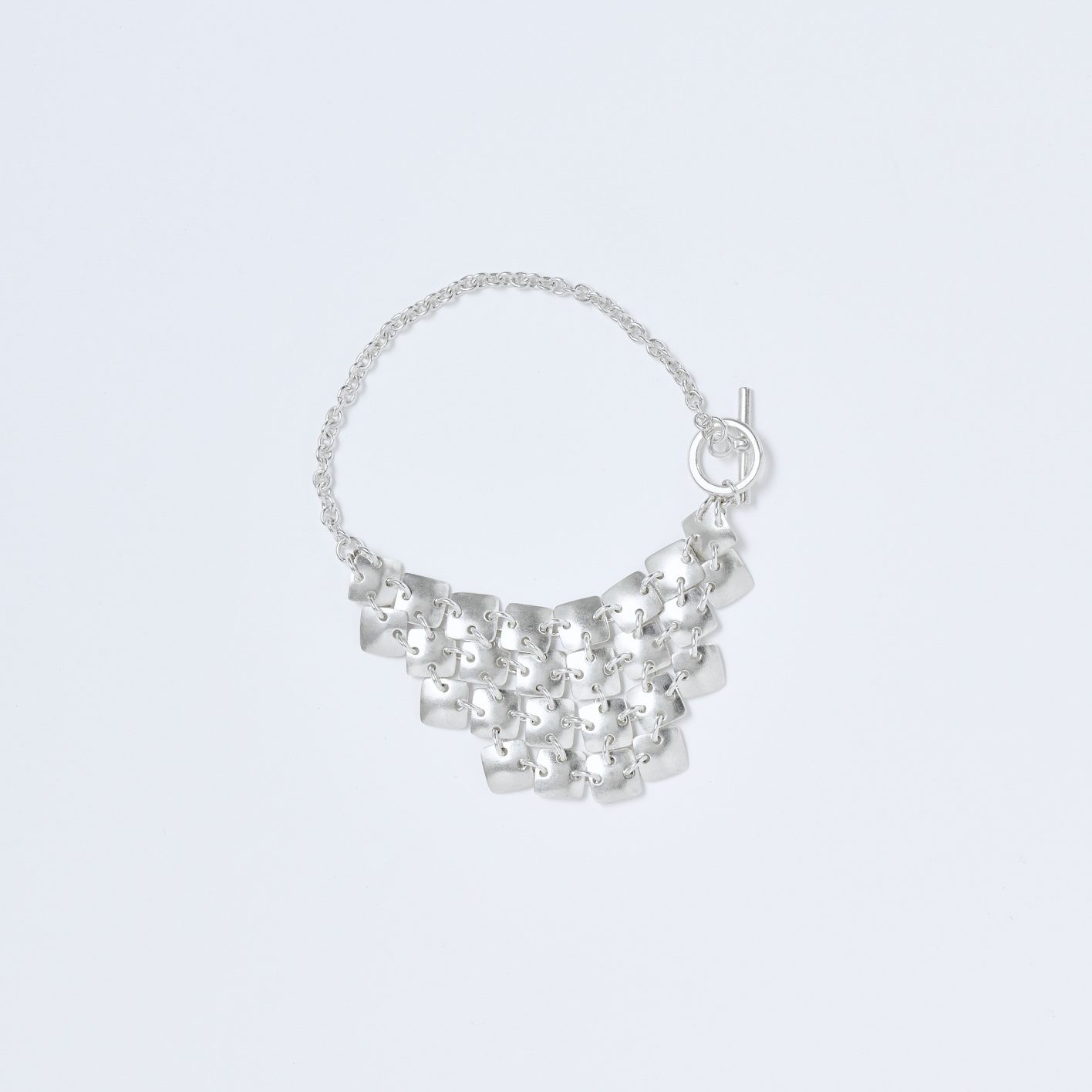 ブレスレット ¥56,100(セイモウ | エムエイティティ)