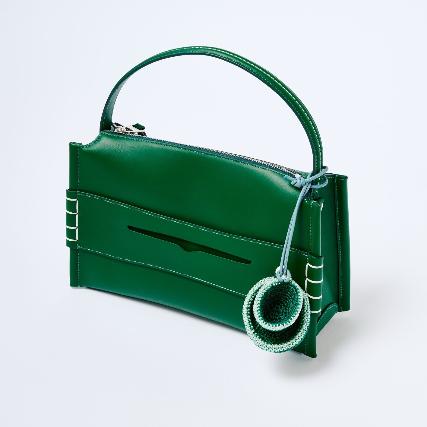 バッグ ¥269,500、チャーム ¥53,900(共にJW アンダーソン | JW アンダーソン 渋谷店)03-6277-5277