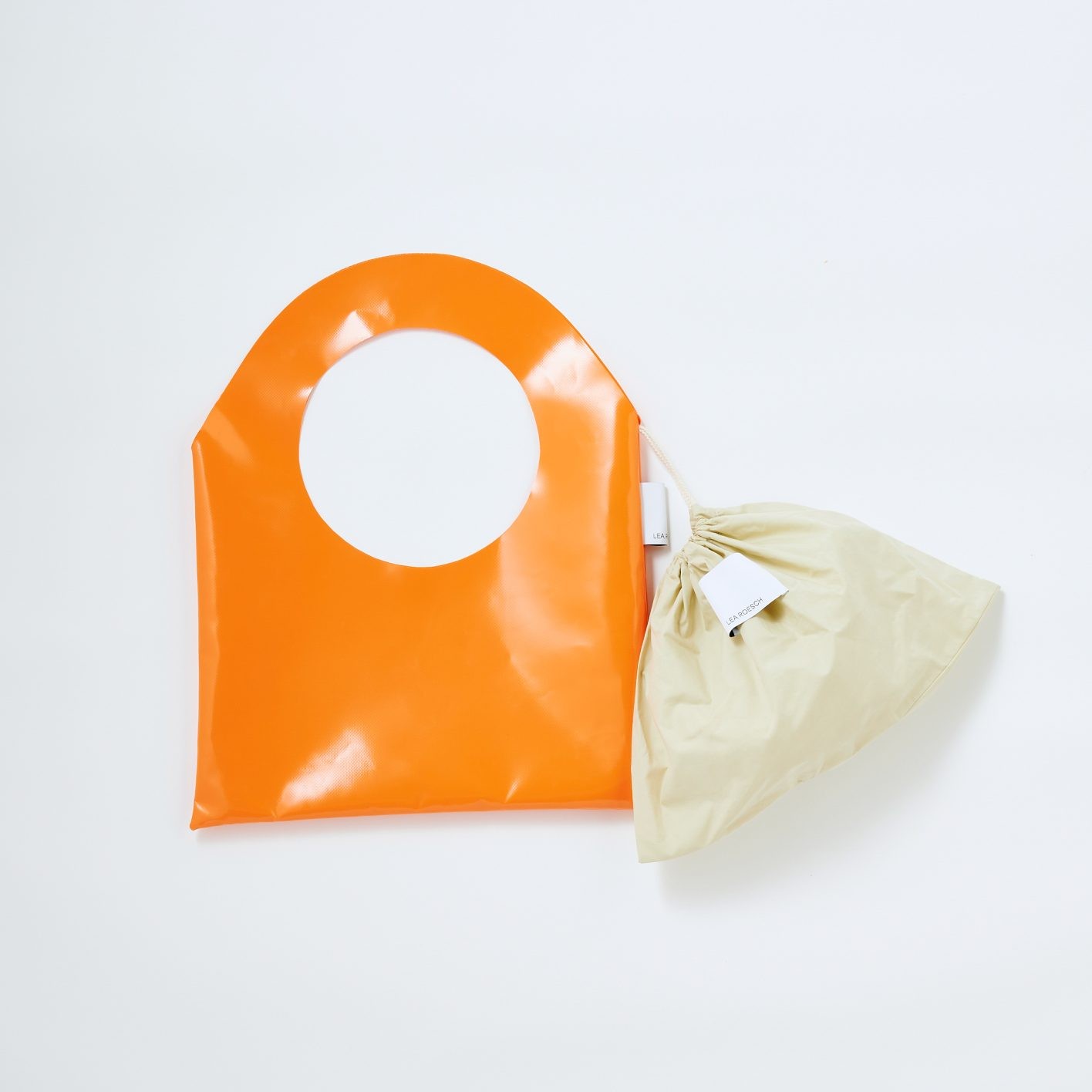 バッグ ¥24,200(レア ローシュ | ギャルリー・ヴィー 丸の内店)03-5224-8677