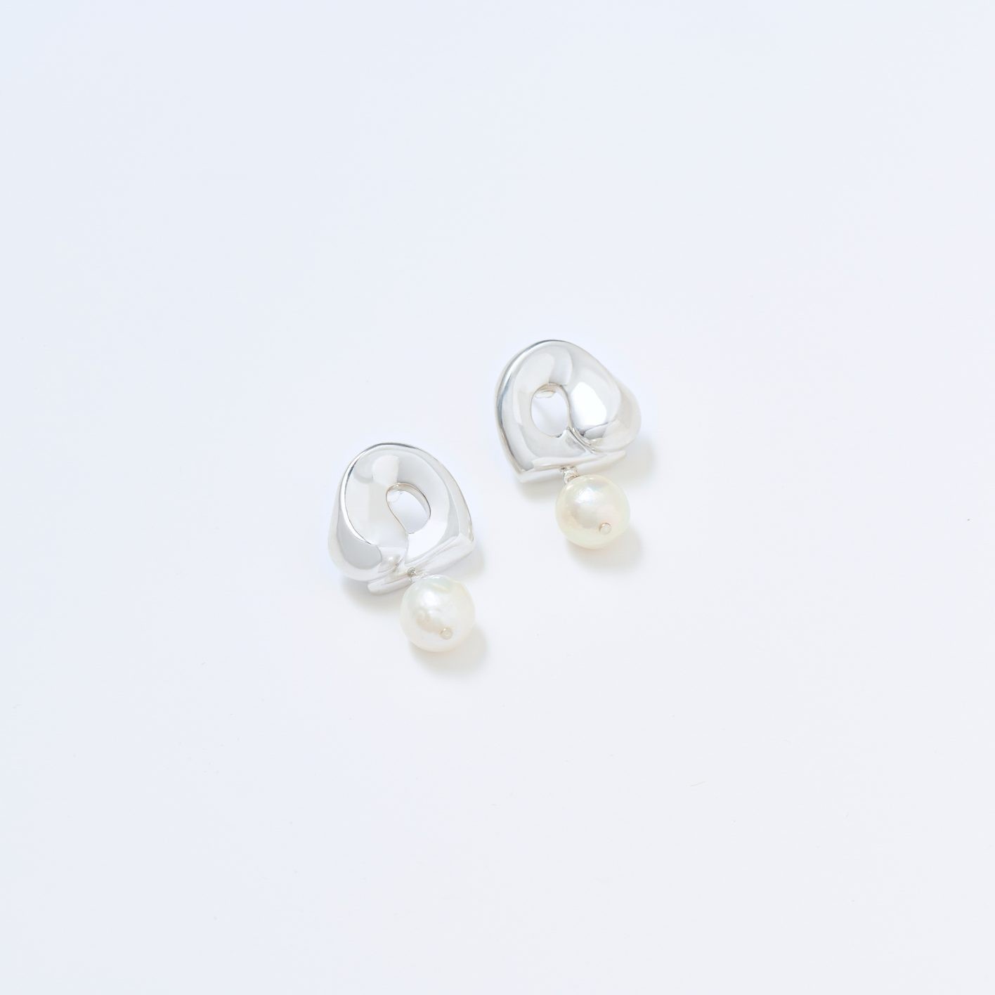 ピアス ¥101,200(アグメス | ショールーム ロイト)