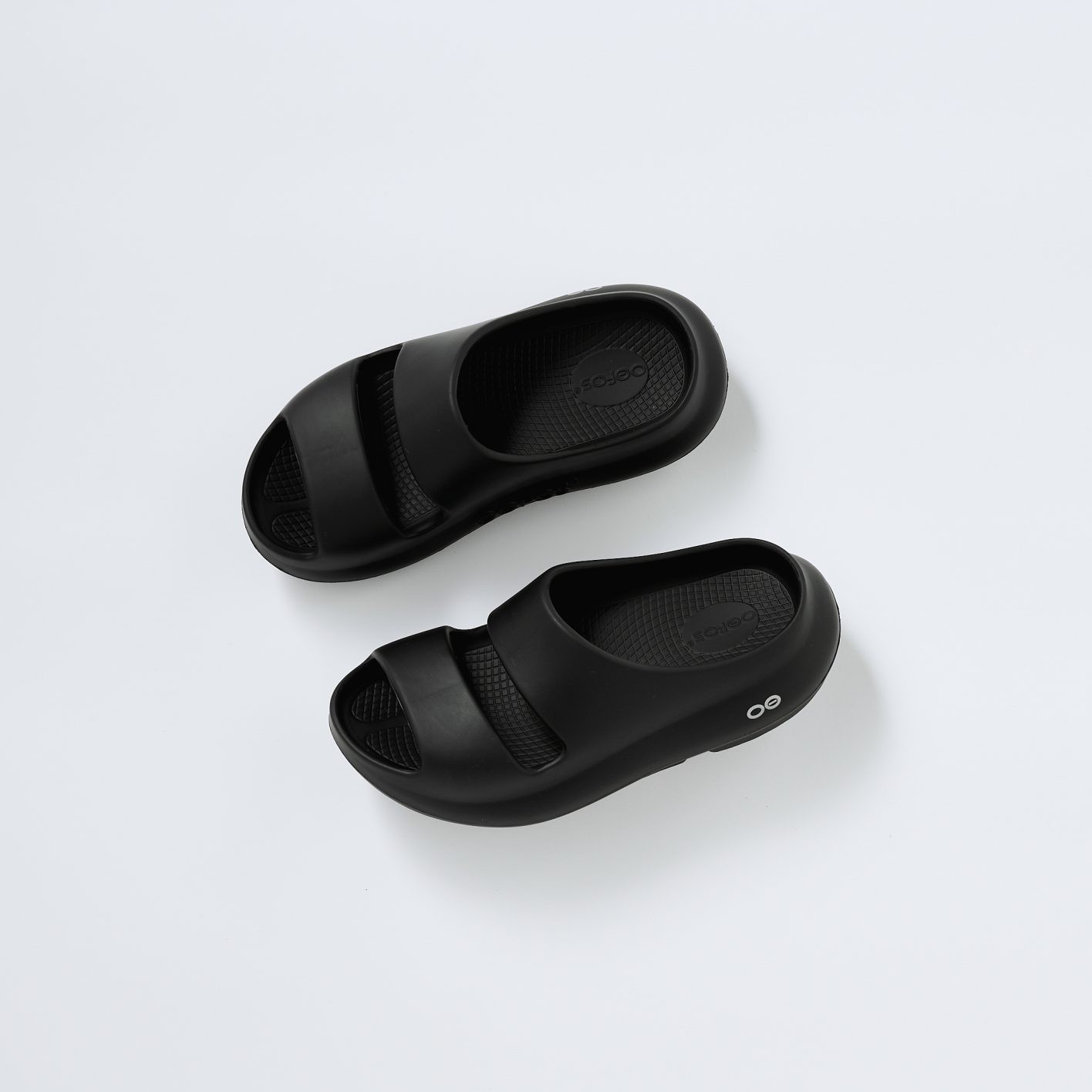 サンダル ¥11,880(ウーフォス | アルコ)