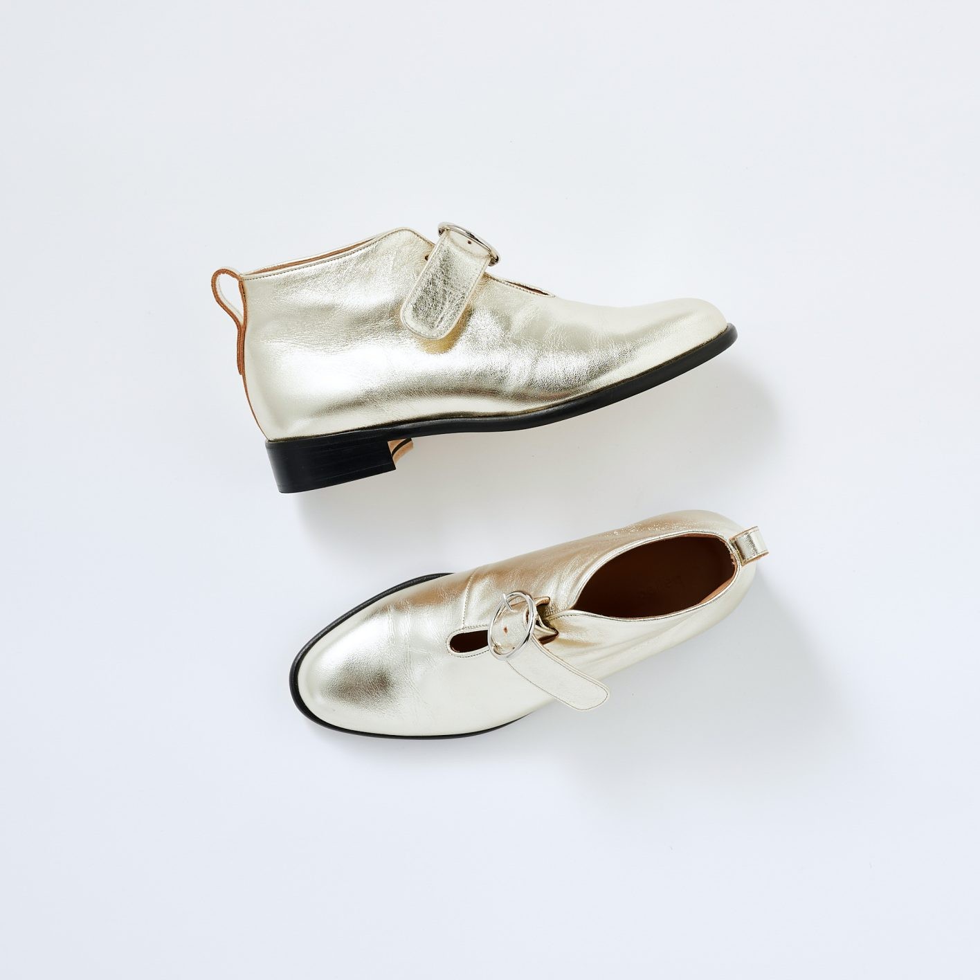 シューズ ¥85,800(ペレック | 5 SPICE)