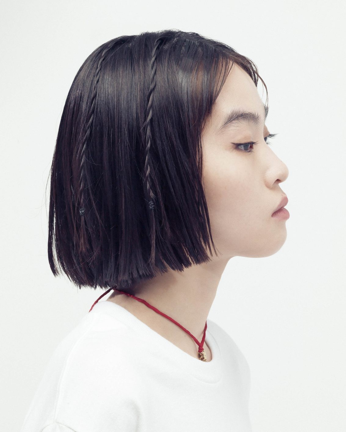 Tシャツに似合うヘアアレンジ「ミニマルなスティック ツイスト」のハウツー - Slide:2