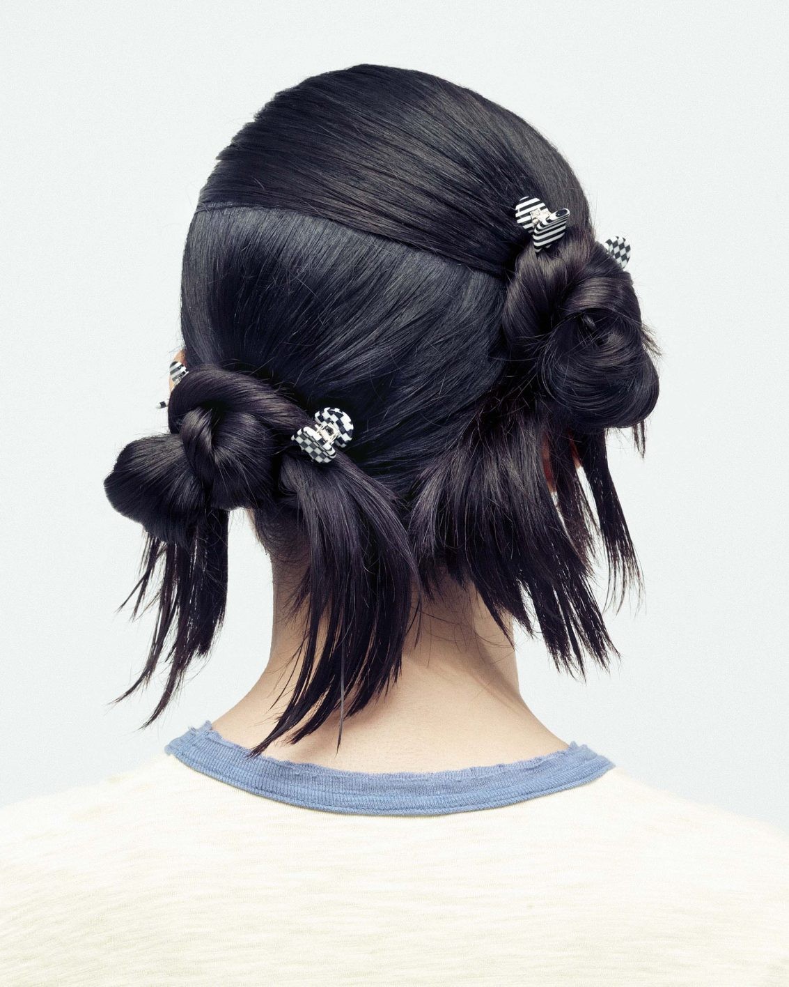 Tシャツに似合うヘアアレンジ「ダブル変形シニヨン」のハウツー - Slide:1