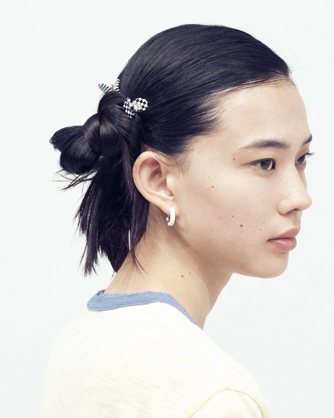 ヘアクリップ*6個セット ¥4,500(チャンクス | ポーリーン ストゥディオ)/Tシャツ ¥16,500(コトハヨコザワ | オン・トーキョー ショールーム)/イヤリング ¥40,700(ララガン | ララガンデザイン)