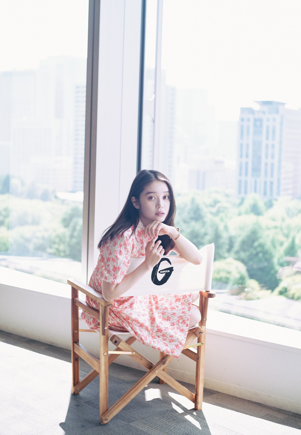 ドレス ¥394,900、バングル ¥121,000(共にロエベ | ロエベ ジャパン クライアントサービス)