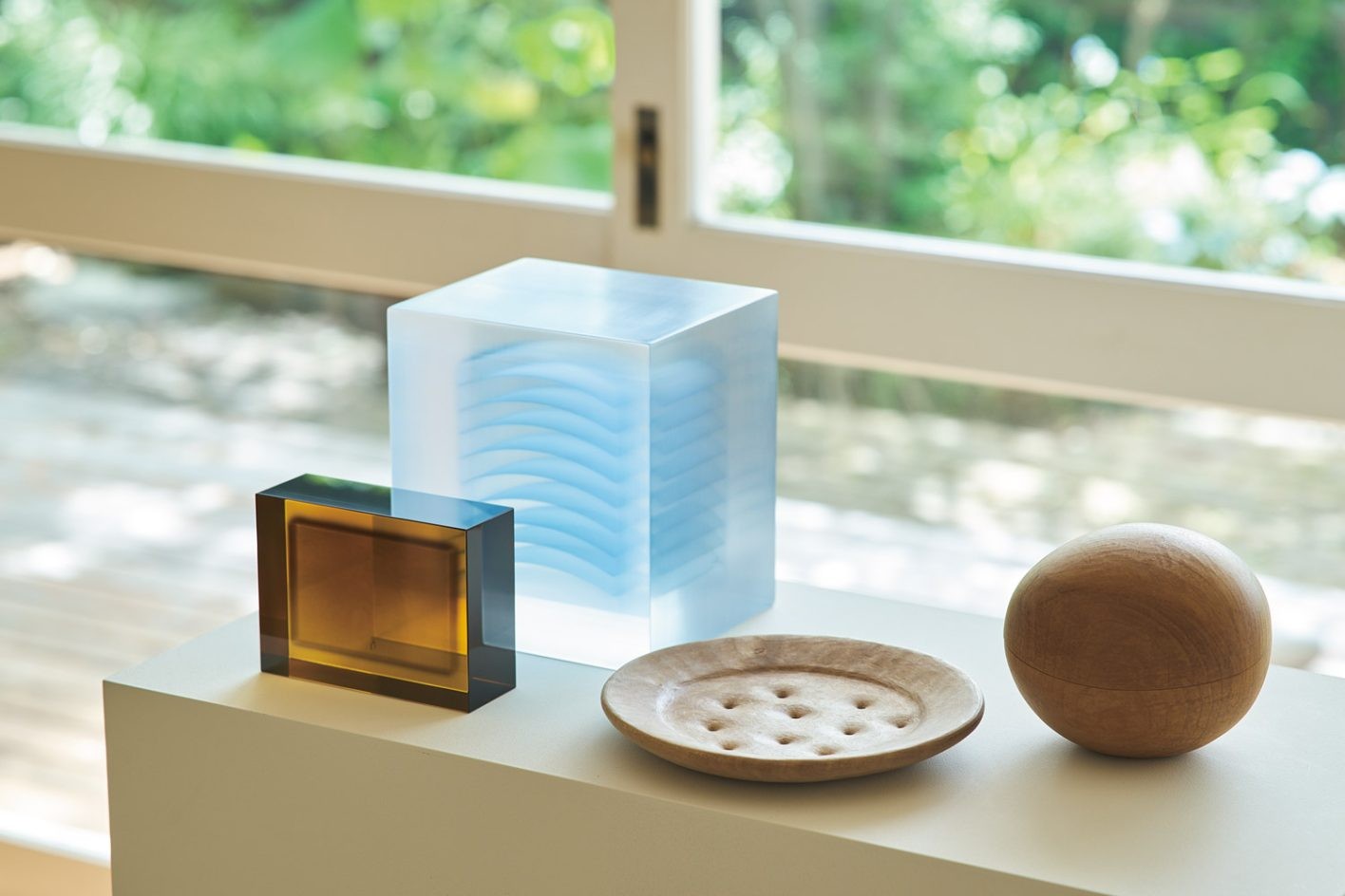 左2点(アクリル、漆)ラヒ・ユン_韓国でデザイナーとしても活躍する作家のアクリル作品。手前の作品は漆で着色されている。オブジェ 大 ¥350,000、オブジェ 小 ¥99,000/右2点(木工)小山 剛_球体 ¥99,000、ドット器 ¥77,000