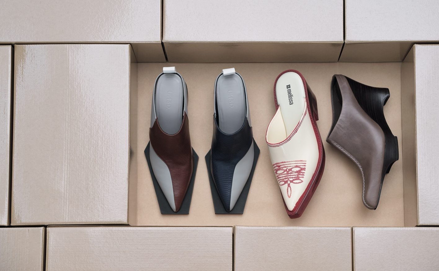 エッジィなサボ&辛口メリージェーンで秋の装いにスパイスを