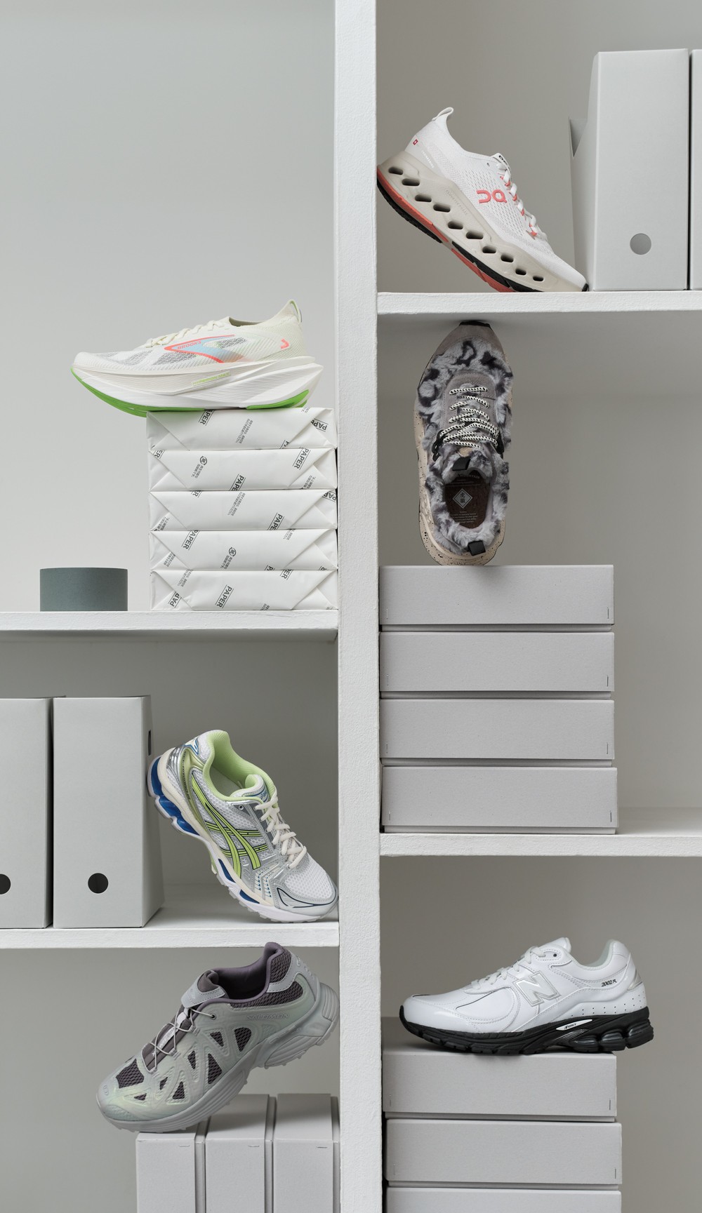 ハイテクスニーカーで秋の街歩きも軽やかに