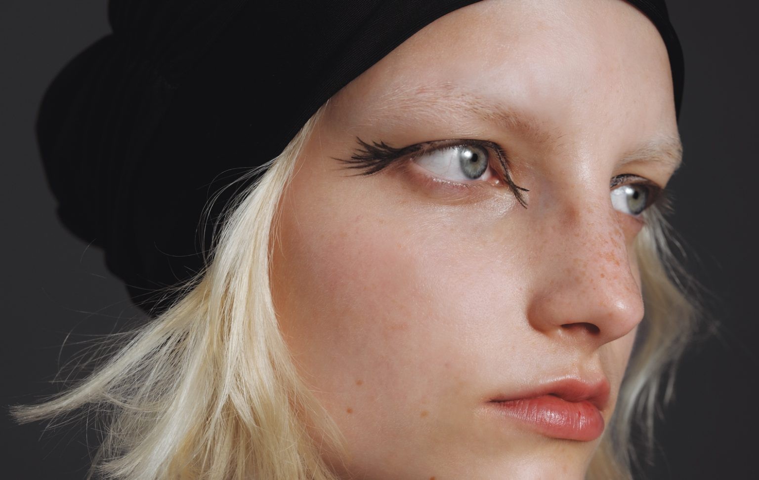 LUSHアイライン×引き算眉毛でインパクトも抜け感もあるまなざしが完成