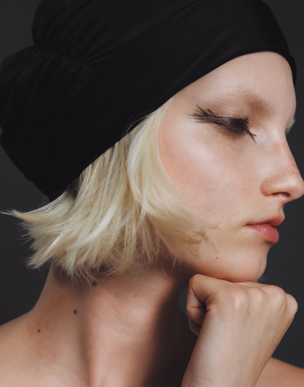 LUSHアイライン×引き算眉毛でインパクトも抜け感もあるまなざしが完成