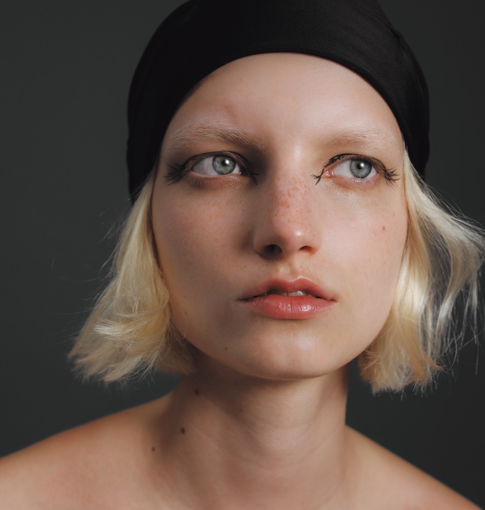 LUSHアイライン×引き算眉毛でインパクトも抜け感もあるまなざしが完成