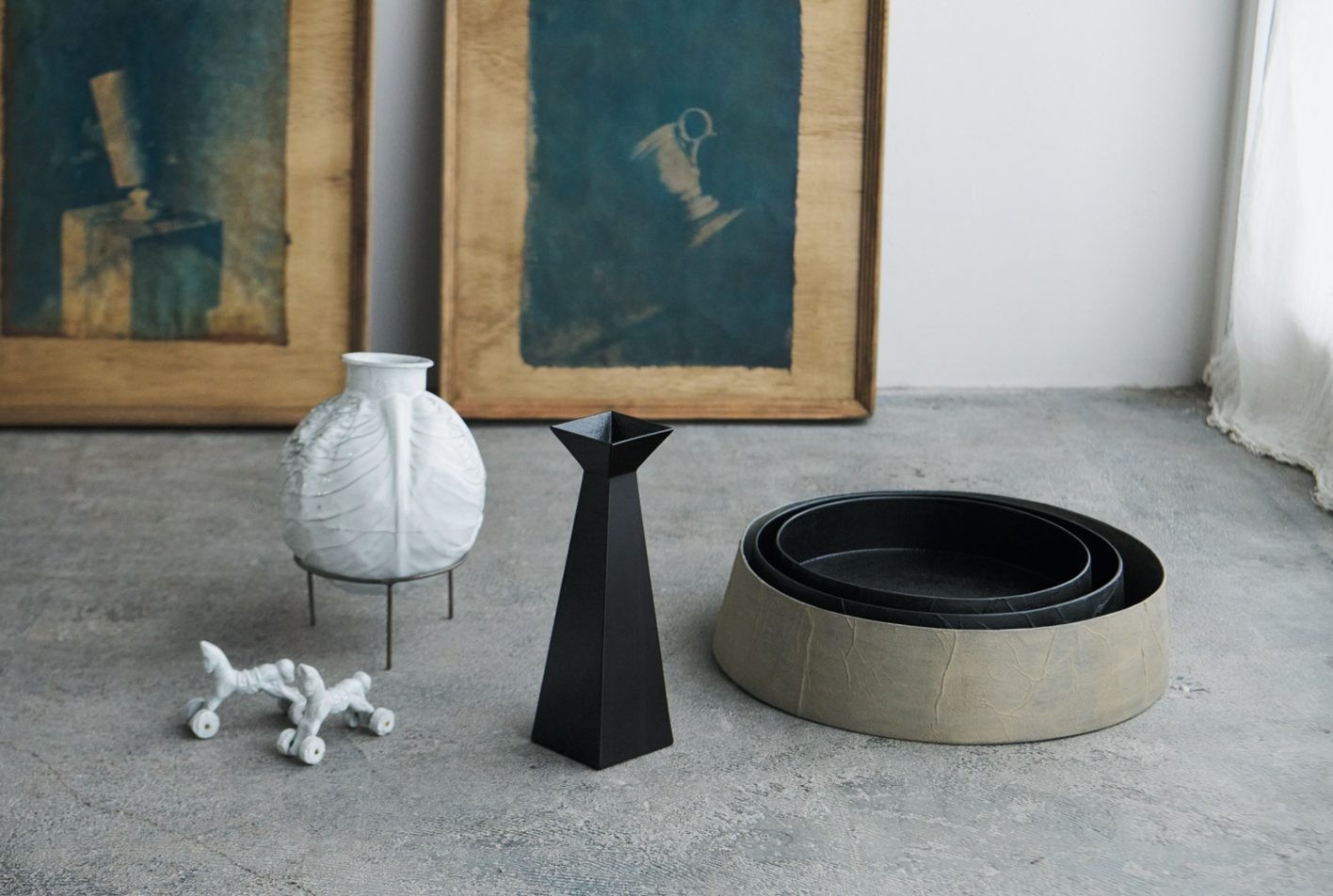 左2点(陶)OJA CRAFT_韓国でギャラリーも運営する作家。鋳込みという技法で作品を制作。オブジェ 上 ¥27,500、オブジェ 下 各¥9,350/右2点(紙、漆)小泉 巧_花器 ¥22,000、器 ¥22,000〜33,000