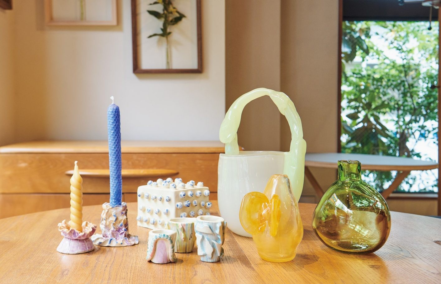 左7点(陶)MIXED NEEDS_アメリカ・ポートランドを拠点に活動するギャビ・ヴィラセニョールの絵付けやカラーが愛らしいオブジェ。¥16,000〜55,000/右2点(ガラス)Yuri Iwamoto_ ¥25,300〜33,000