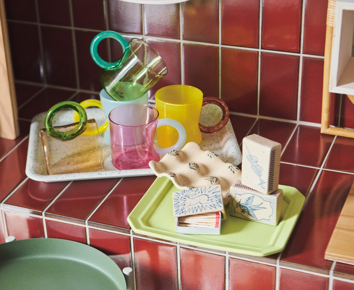 左4点(ガラス)長町三夏子_「カラーリングやガラスのキラキラした質感が可愛い」と北村さん。フランス語で“取手”を意味する〈“ぽわにえ”グラス〉。各¥5,500/右2点(陶)猪股大二_卵置き ¥3,300、マッチ箱 各¥3,850