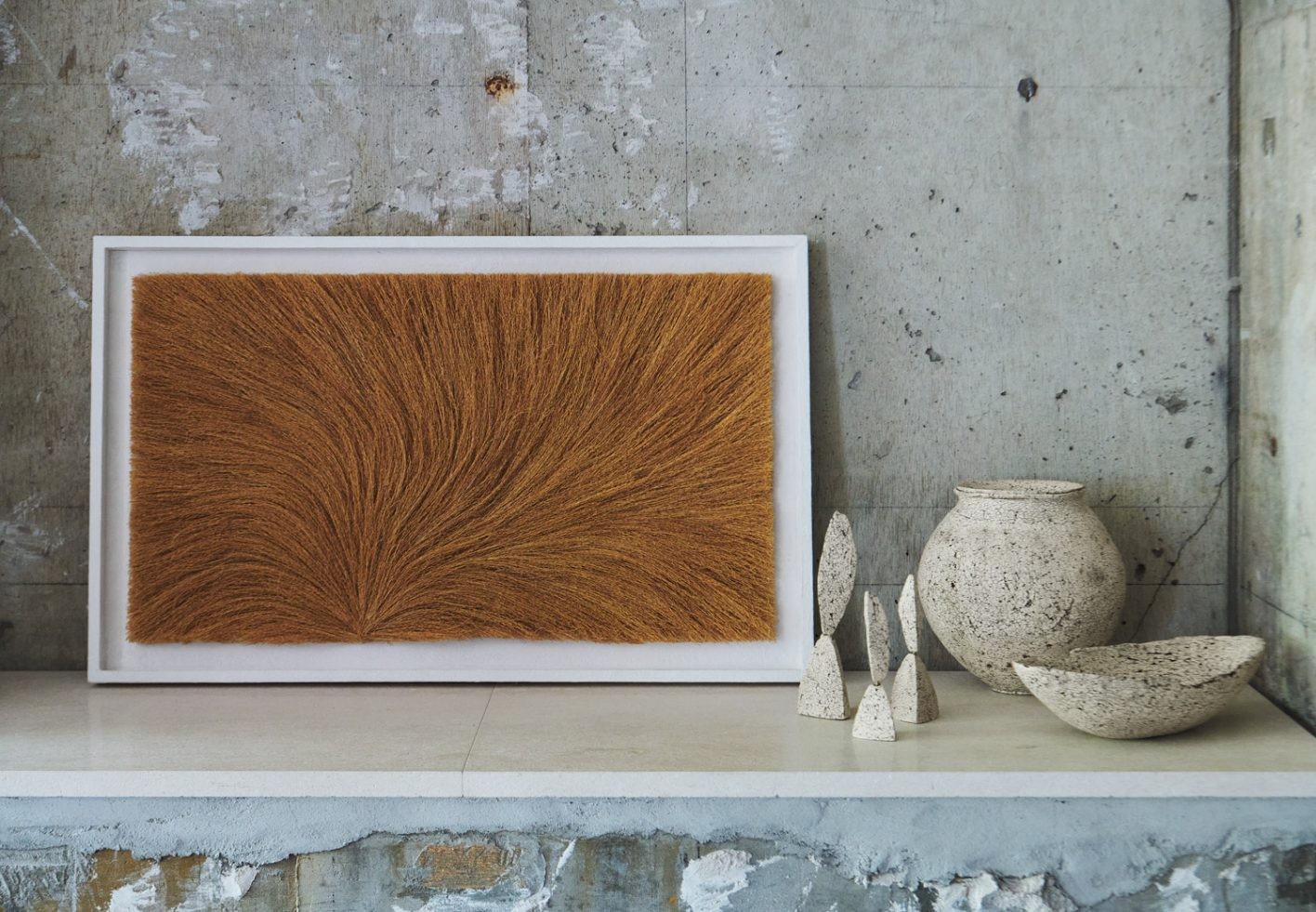 左1点(茅)相良育弥_あの風 #2 ¥550,000/右5点(陶)中根 楽_滋賀の里山にアトリエを構える作家。分厚く無造作な作りにひび割れた質感は、使い込まれた古道具や風化した道具を思わせる。オブジェ ¥3,850〜99,000