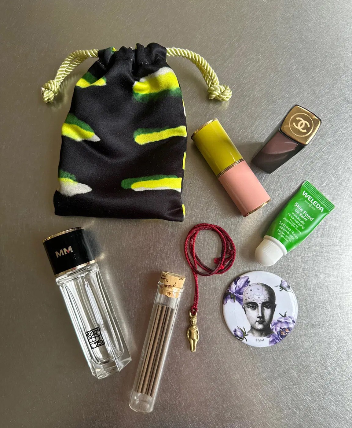 きれいな人のポーチの中身 vol.193 - Slide:1