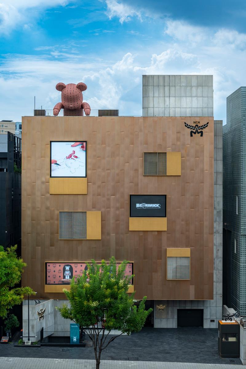 ソウルのおしゃれスポット清潭に巨大ベアブリック出現!