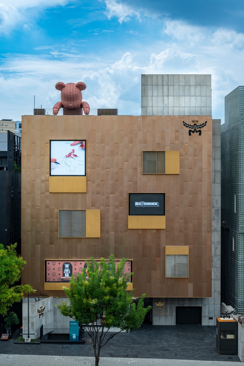 ソウルのおしゃれスポット清潭に巨大ベアブリック出現!