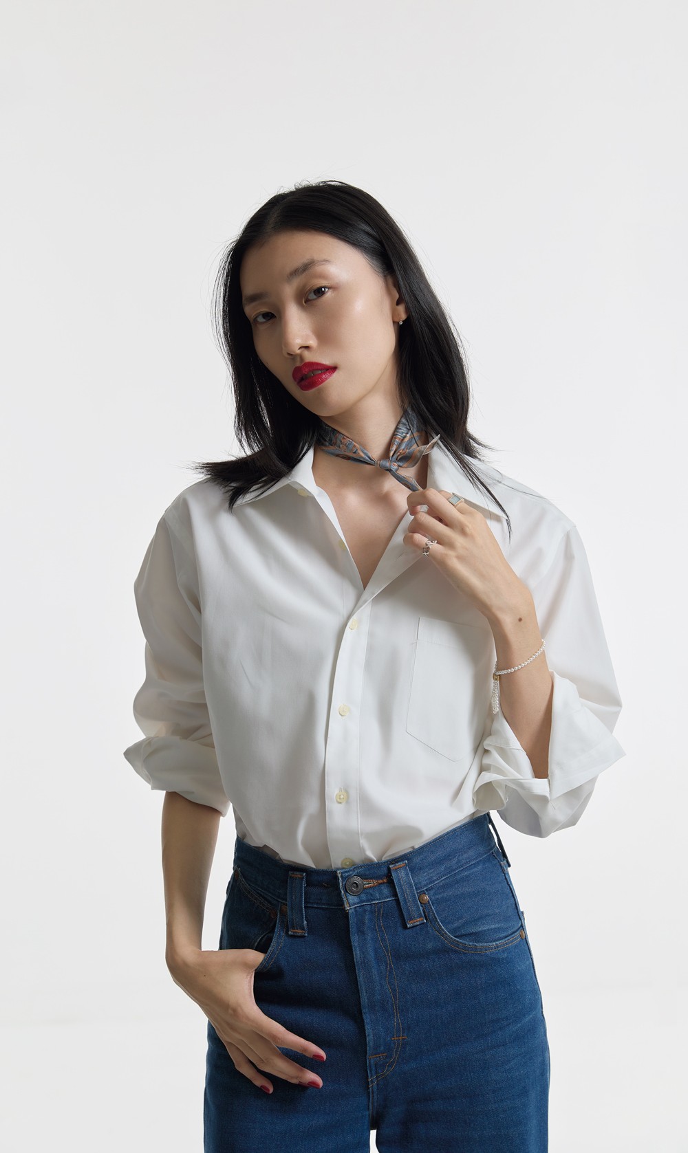 ヴィンテージのシャツ ¥17,600(FRONT 11201)/ブレスレット ¥275,000、ブレスレットを留めたクラスプ ¥99,000(共にシハラ | シハラ トウキョウ)/その他*本人私物