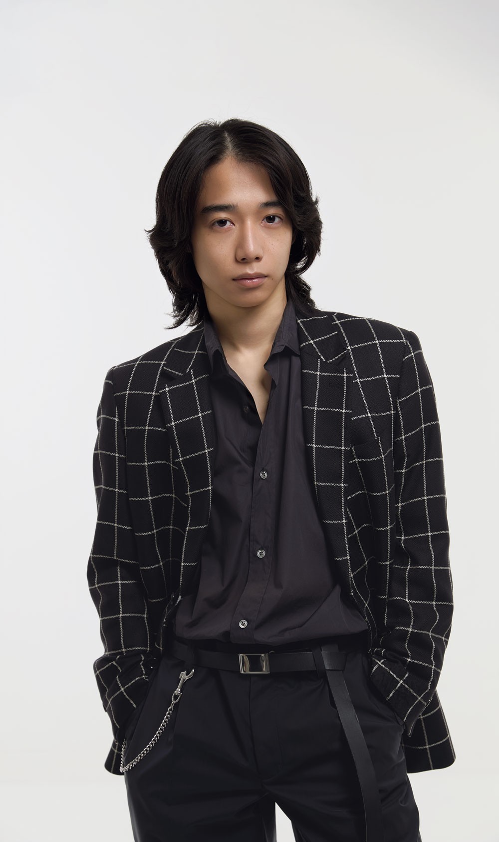 レギュラーカラーシャツ ¥22,000(エルイー | レショップ 青山店)/1プリーツトラウザーズ ¥50,600(kolor | M)/レザーベルト ¥19,800(フォル | ベイクルーズ カスタマーサポート)/キーチェーン ¥55,000(NPCD | レショップ 渋谷店)