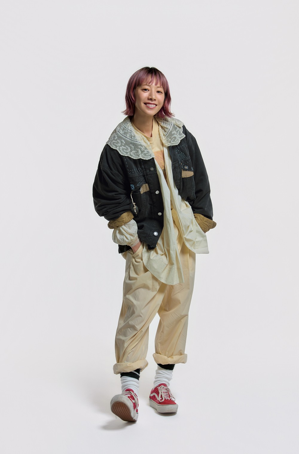 ヴィンテージMORRISネコプリントTシャツ ¥20,900、ヴィンテージチャーチドレス ¥55,000、赤バンズ ¥9,900(以上ジャンティーク)/パンツ ¥47,300(エイトン | エイトン青山)/靴下*スタイリスト私物