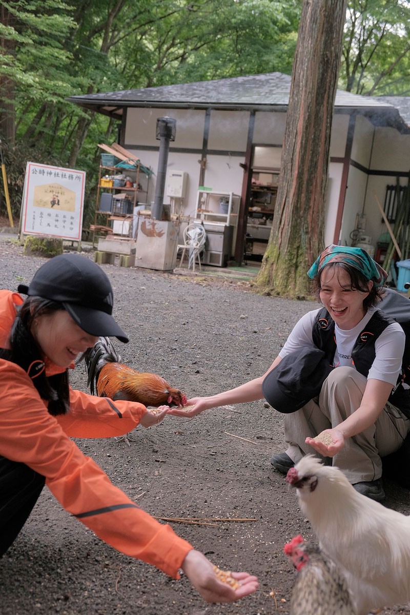 臼田あさ美さんとカネコアヤノさん|ニワトリの餌やり - Slide:1