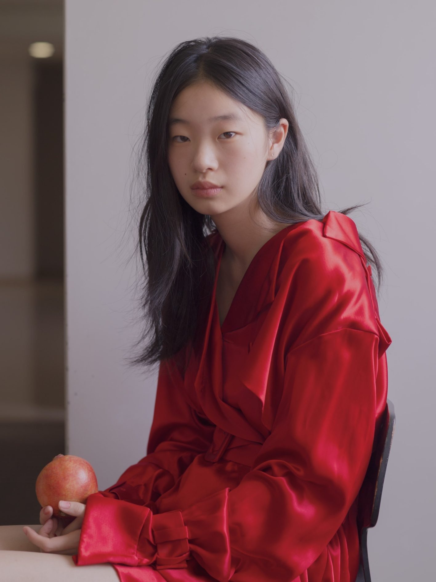 艶やかに輝くシルクサテンの鮮烈な赤をあどけない表情で。「“肌を整えて、赤いリップを引く”という化粧の王道に回帰してみるのも面白いと思っていたところに、井伊さんが話す秋の気分が重なりました」(UDAさん)。こちらは、素の状態をさり気なく美しくヴァージョンアップ。唇の色ムラを埋めるように繊細に縦にリップを入れている。ジャケット ¥319,000、スカート ¥170,500(共にフェラガモ | フェラガモ・ジャパン)