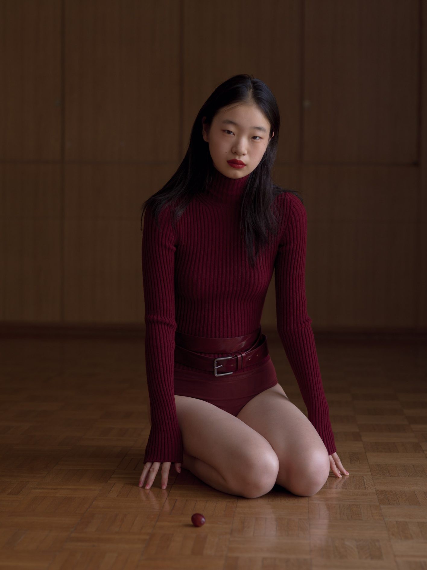 “仄かな光と熟した果実が盛られた皿”。そんなインスピレーションからスタートした今回。「冒頭でプラムを連想する深いボルドーカラーのルックが続く、〈マックスマーラ〉のコレクションがとても印象的でした」(井伊さん)。身体のラインに沿うリブカシミアのボディスーツ。ウエストをベルトで二重にマークしてメリハリを。ボディスーツ ¥116,000*参考価格、ベルト ¥79,200(共にマックスマーラ | マックスマーラ ジャパン)