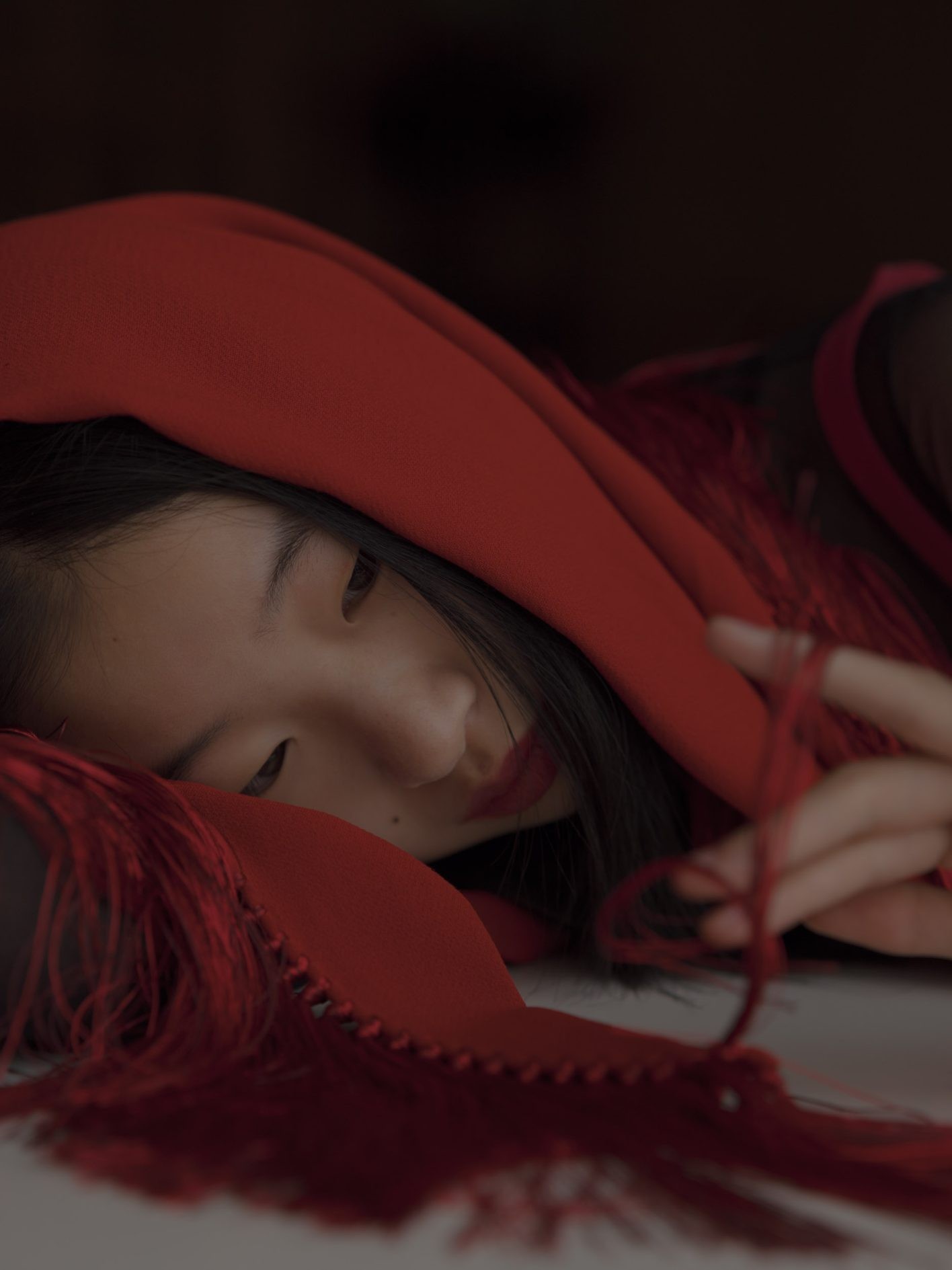 落ち感が滑らかなレーヨン×ウールの大判ストールに包まれて。ちらりと覗く葡萄色のリップは、〈エルメス〉のリップペンシル〈トレ ドゥ エルメス クレヨン レーヴル〉のプープル・フィグで。「肌をミニマルに整え、抜け感を。輪郭も曖昧に、唇全体がうっすら色でにじんだような印象に仕上げるとモード感がアップします」(UDAさん)。ストール ¥270,600(トッズ | トッズ・ジャパン)