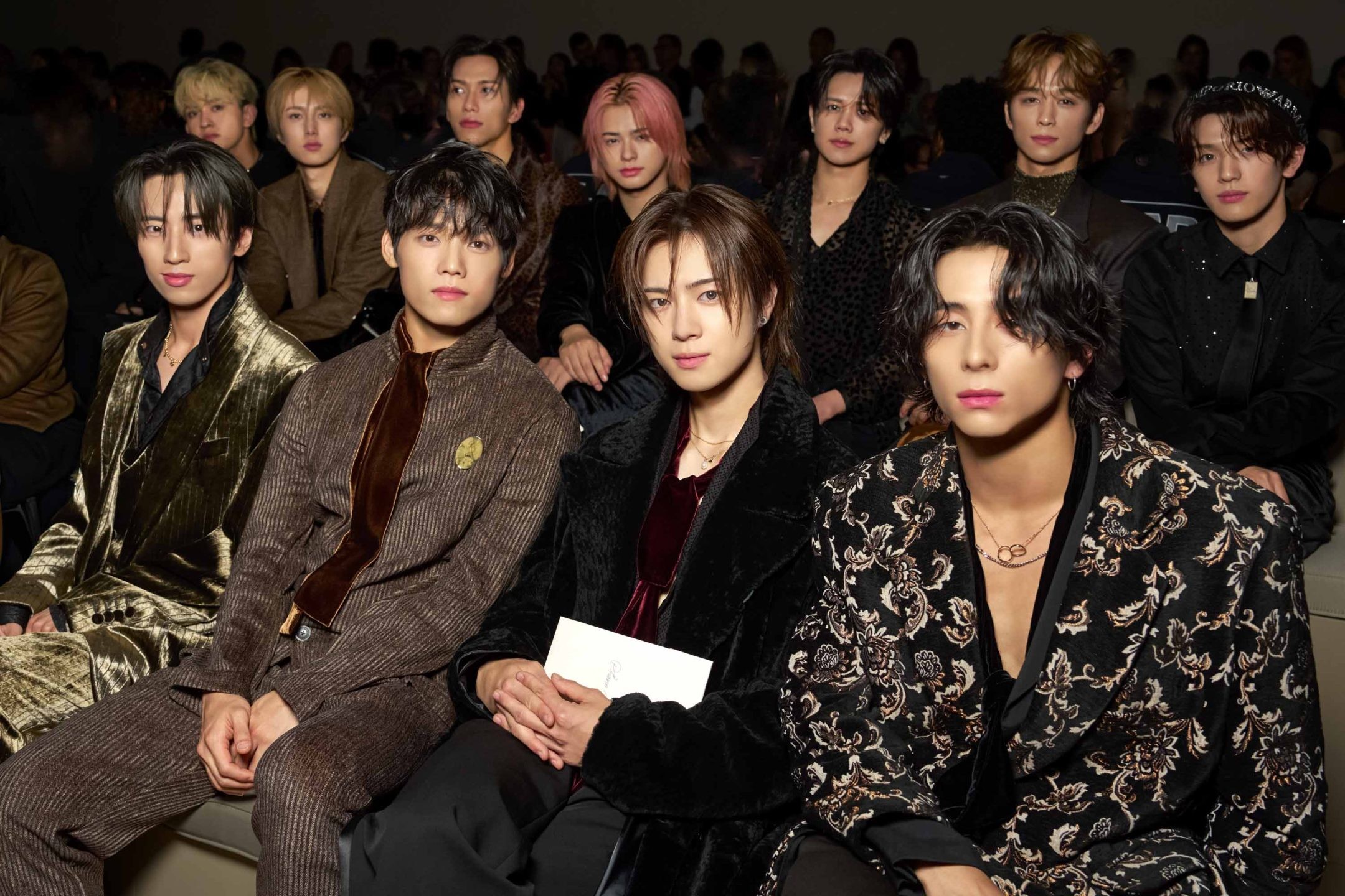 〈エンポリオ アルマーニ〉2026年春夏ショーに「INI」の11人が来場! - Slide:2