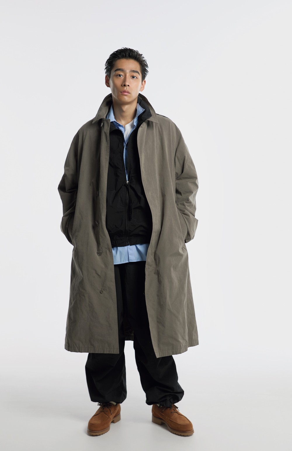 オフィサーコート ¥132,000(アヴィレックス7522 | ワグ インク)/中に着たウォッシュドのブロードシャツ ¥24,200(フォル | ジャーナルスタンダード 渋谷スクランブルスクエア店)/Tシャツ ¥1,320(ヘインズ | ジャンティーク)/スウェードのシューズ〈ヨット #690〉*参考商品(ジェイエムウエストン | ジェイエムウエストン 青山店)