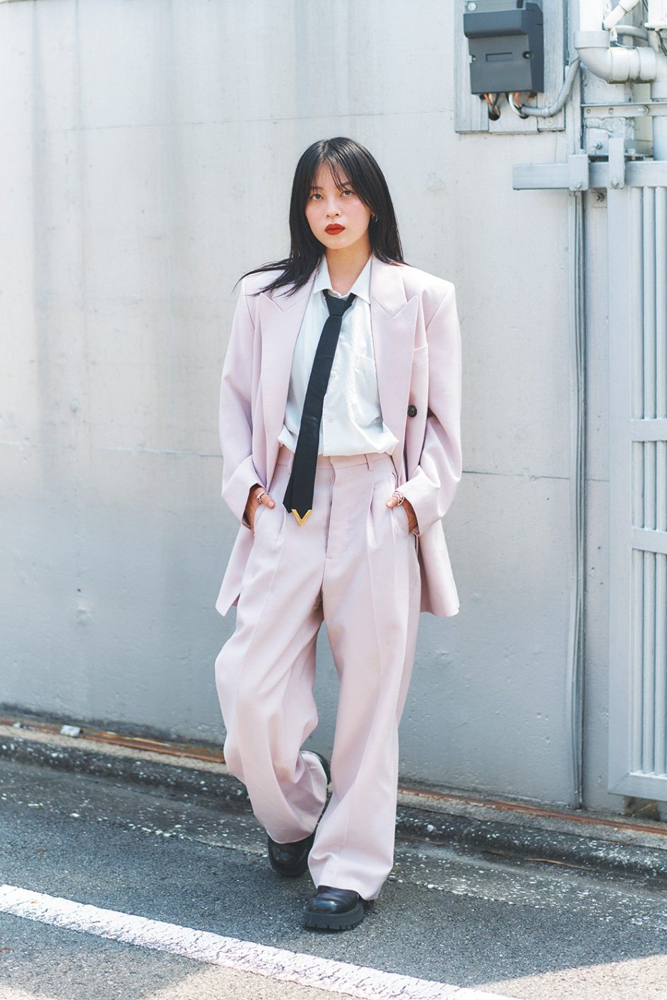 モデル紅巴、シャツ+ネクタイ+赤リップで完成する「いつもの自分」 - Slide:1