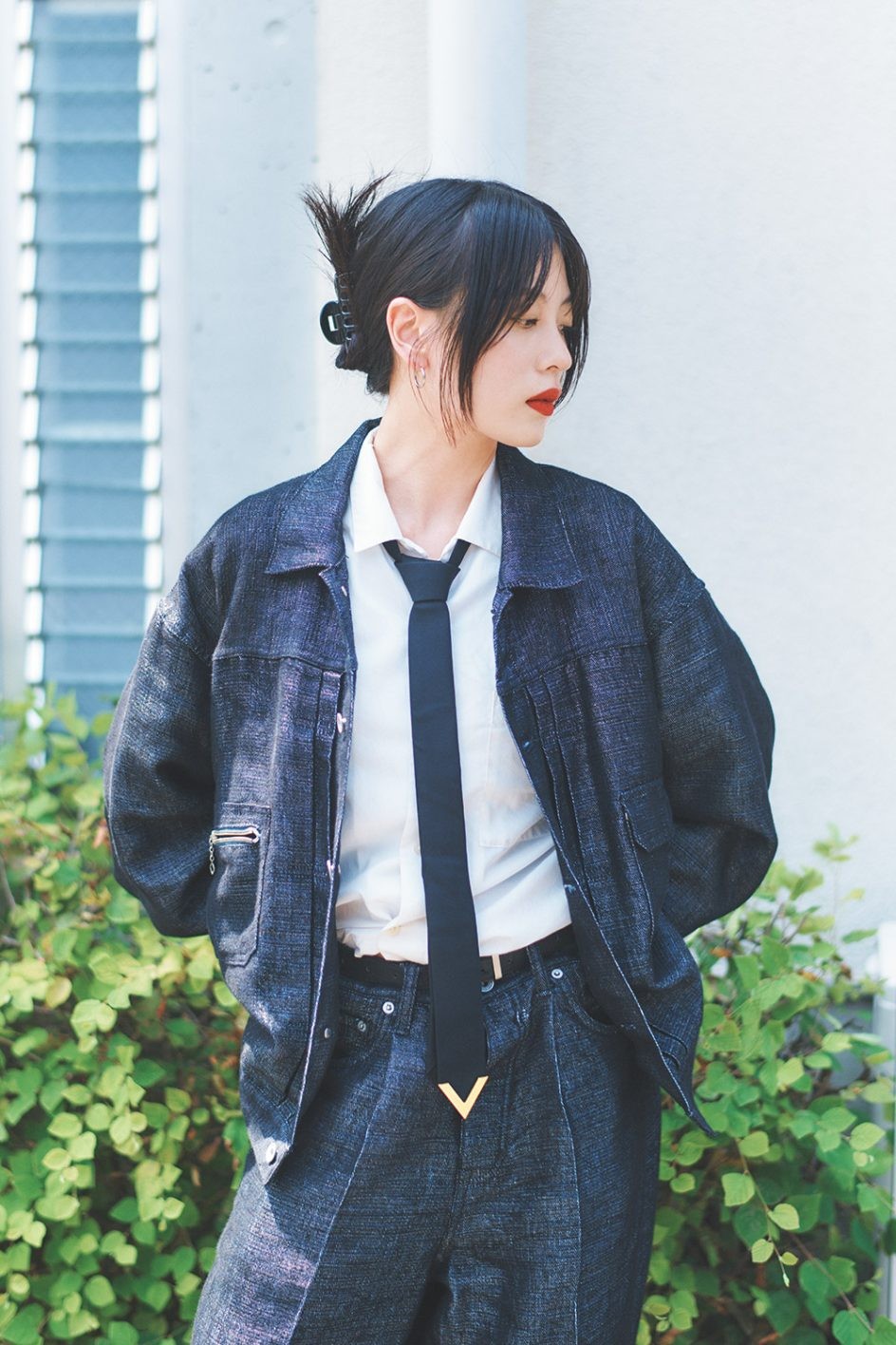 モデル紅巴、シャツ+ネクタイ+赤リップで完成する「いつもの自分」 - Slide:3