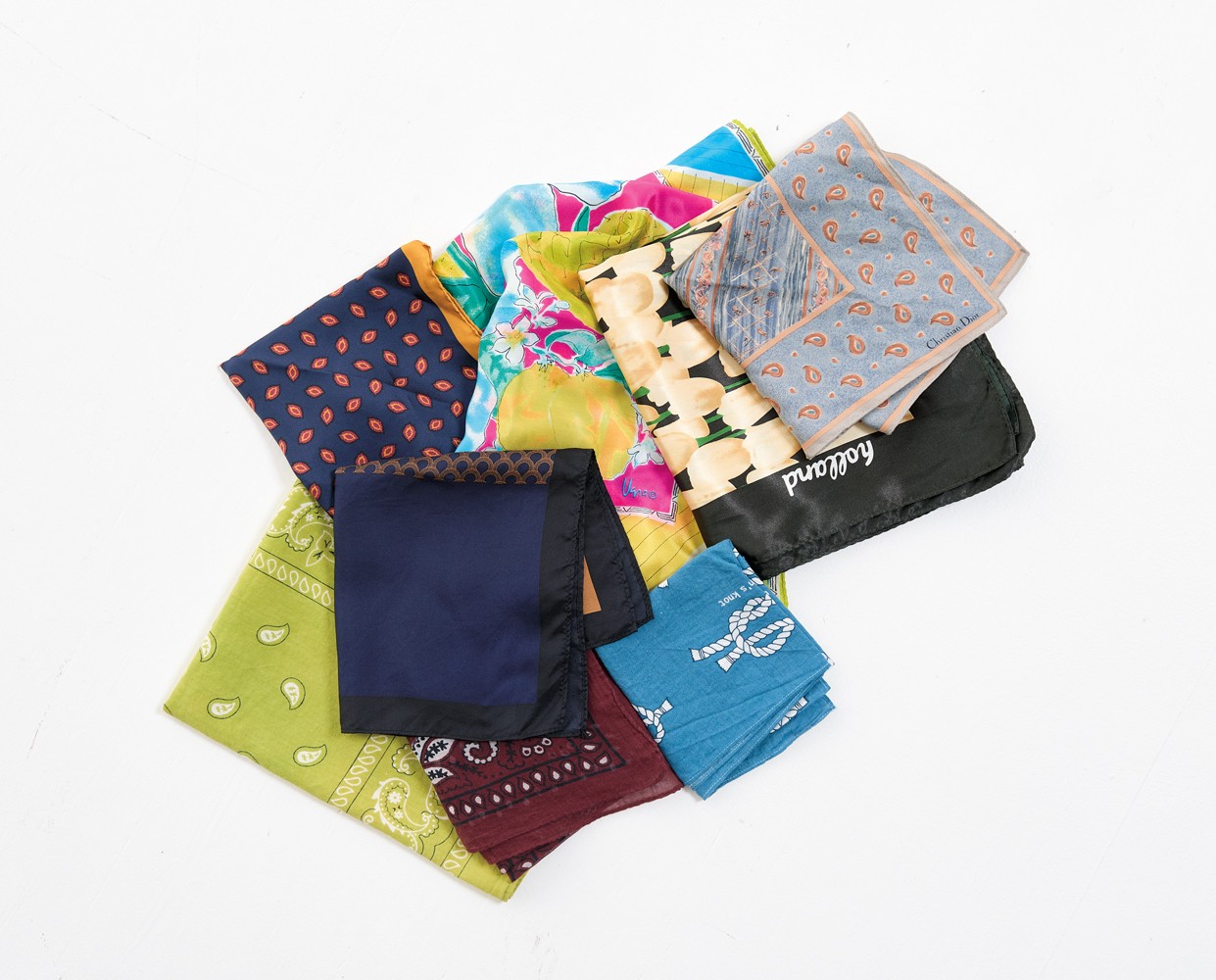 今回持参してもらったコレクションの一部。中でも一番古いのは、淡いグリーンのバンダナだ。その他、古着店で購入したものを中心に、鎌倉の土産物店に売っていたものや、近所のいつ行っても閉店セールをやっているお店が本当に閉まってしまう際に買ったものなども。肌に触れた時に気持ちがいいシルクのアイテムを買うことが多いのだとか。