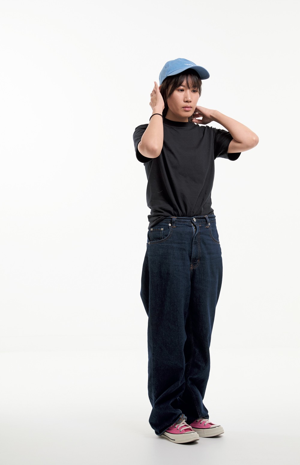 オフィサーコート ¥132,000(アヴィレックス7522 | ワグ インク)/中に着たウォッシュドのブロードシャツ ¥24,200(フォル | ジャーナルスタンダード 渋谷スクランブルスクエア店)/Tシャツ ¥1,320(ヘインズ | ジャンティーク)/スウェードのシューズ〈ヨット #690〉*参考商品(ジェイエムウエストン | ジェイエムウエストン 青山店)