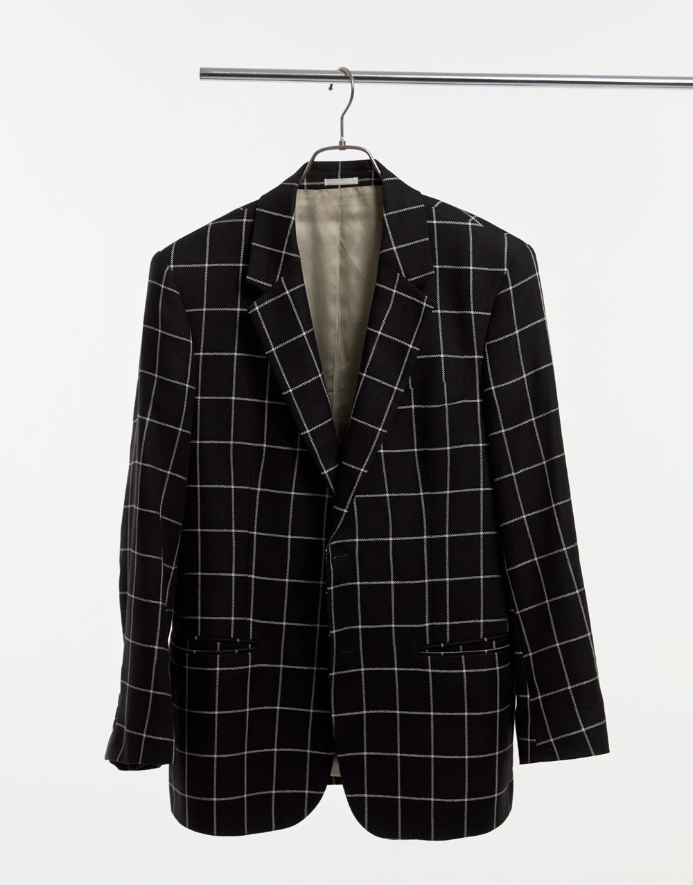 写真家である父、田原桂一さんが生前に着ていた〈アレキサンダー・マックイーン〉のジャケット。夫婦で香港を訪れた際に購入したという、母の博子さんにとっても思い出の一着。ブラックの柔らかく軽いウールの生地に、白いラインが格子状に入っており、華やかかつクールな印象がある。千之助さんはデニムを合わせてシンプルに着ることが多いそう。