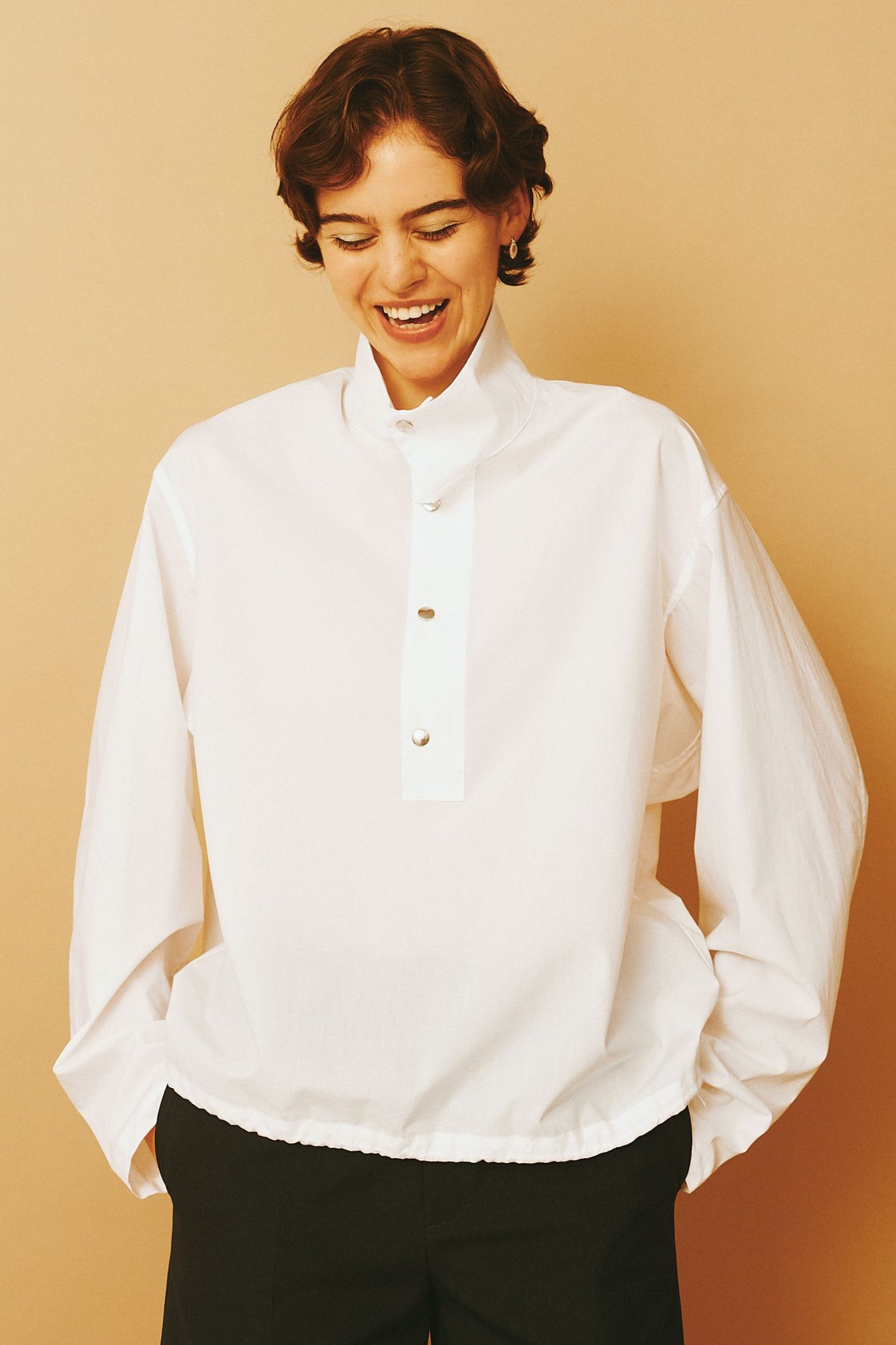 ロングタイ、ジャケット風…普通じゃない白シャツに着替えよう - Slide:2