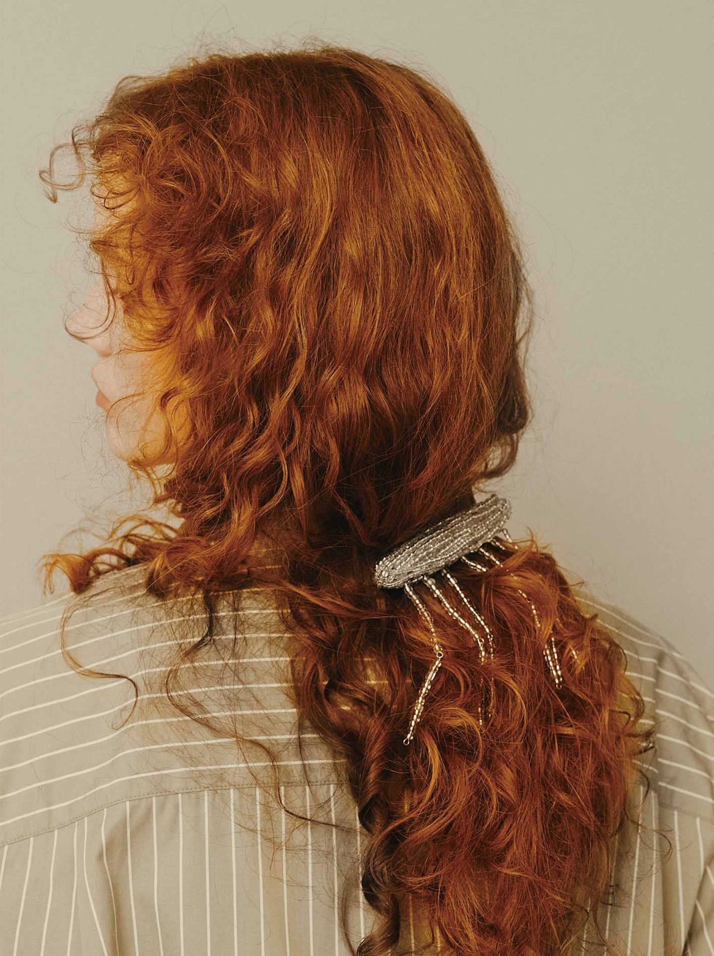 その名も〈ジェリーフィッシュ〉。くらげのようにゆれる足がセンシュアル。バレッタ ¥18,150(レゴ | フィルグ ショールーム)/シャツ ¥39,600(アー・ペー・セー | アー・ペー・セー カスタマーサービス)