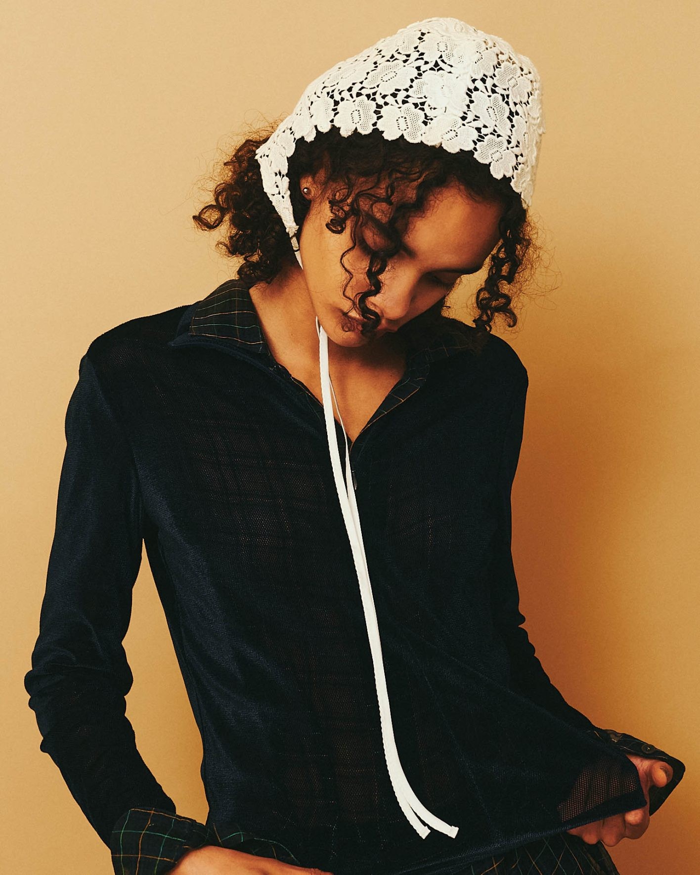 “真知子巻き”の進化系?バンダナ以上スヌード未満に衣替え